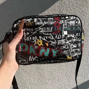 ꧁ DKNY Black Graffiti Erin Camera Crossbody Shoulder Bag ꧂